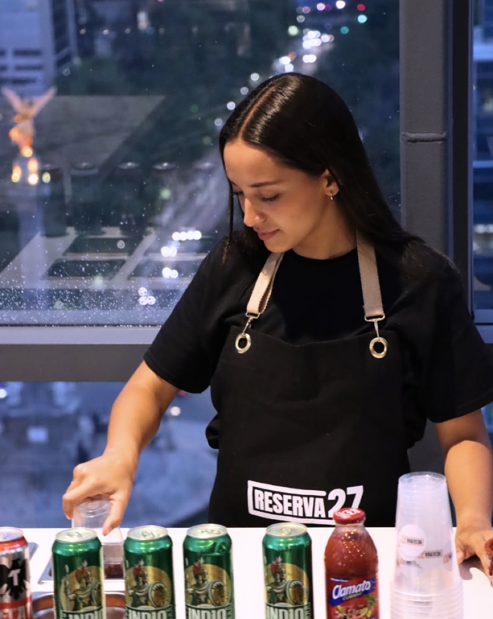 Barista de Reserva 27 preparando micheladas en un evento.
