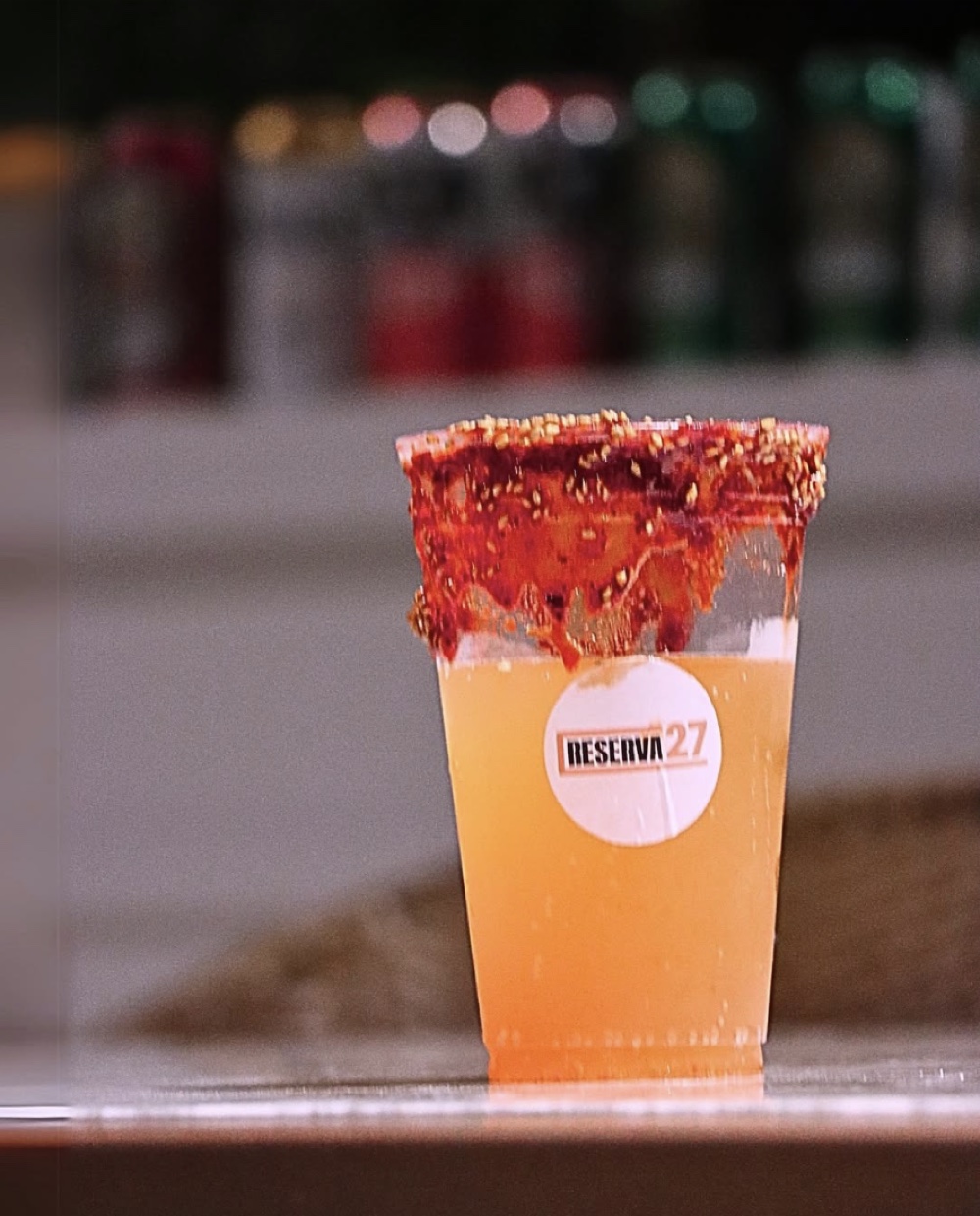 Michelada preparada de Reserva 27 con escarchado de tamarindo.