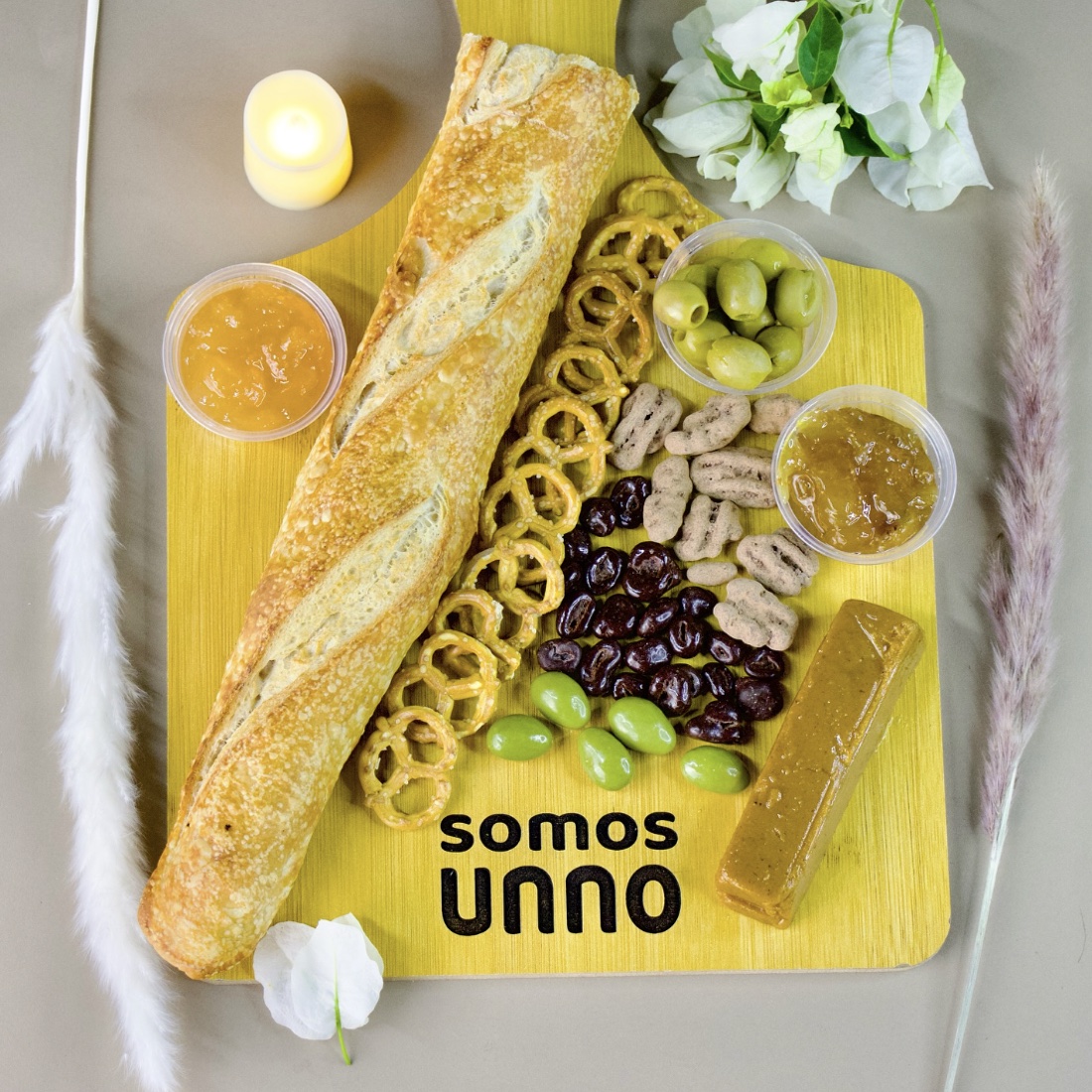 Tabla de charcutería con baguette, aceitunas y mermeladas de Somos Unno producida por Antuario.