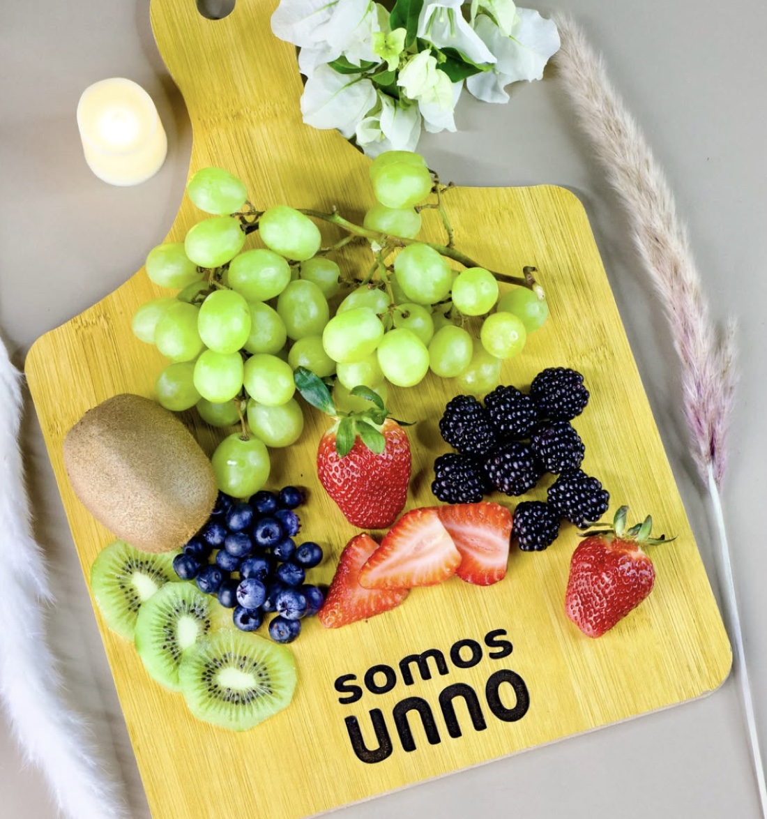 Tabla de frutas y quesos gourmet de Somos Unno fotografiada por Antuario.